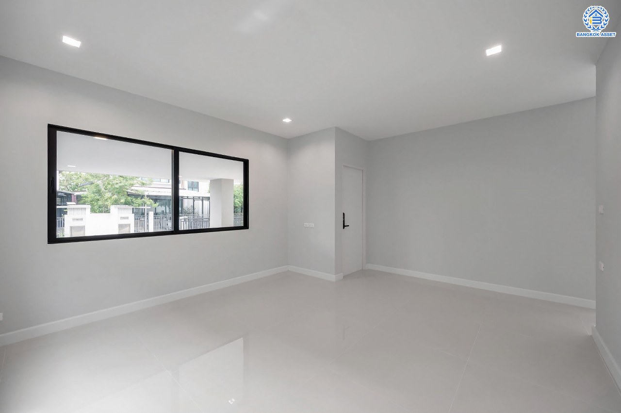 คฤหาสน์สุดหรู ดีไซน์สุด Luxury ติดถนนบรมราชชนนี โครงการ เดอะแกรนด์ ปิ่นเกล้า หลังมุม บนเนื้อที่ถึง 111.6 ตร.ว. ฟังก์ชัน 4 ห้องนอน 5 ห้องน้ำ 1 ห้องแม่บ้าน จอดรถได้ 2 คัน พร้อมบรรยากาศ Private บนทำเลเชื่อมต่อหลายเส้นทาง อาทิถนนบรมราชชนนี, ถนนพุทธมณฑลสาย3 ใกล้เซ็นทรัล ปิ่นเกล้า, ม.มหิดล และทางคู่ขนานลอยฟ้าบรมราชชนนี...